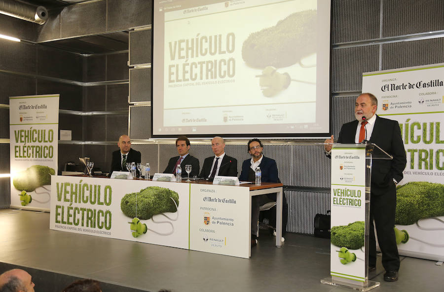 El delegado de El Norte de Castilla, Julio González Calzada, presenta el foro sobre el coche eléctrico en el centro Lecràc. 