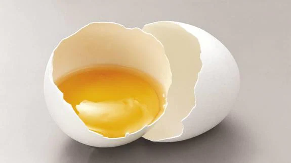 Lo que te puede pasar si te comes un huevo caducado