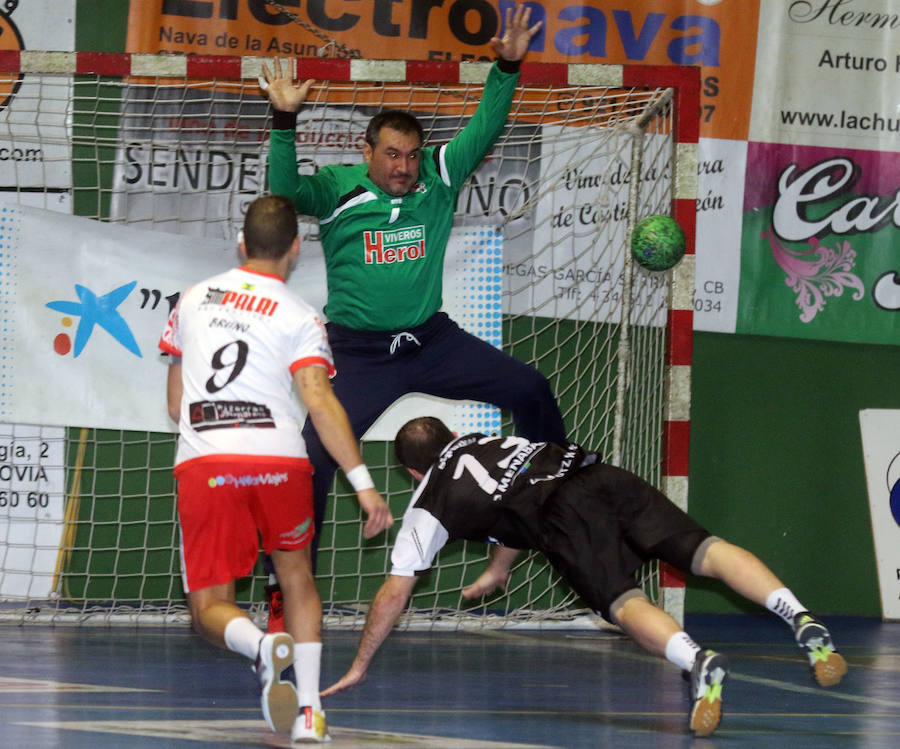 Alberto Miranda trata de detener el lanzamiento de un jugador visitante.