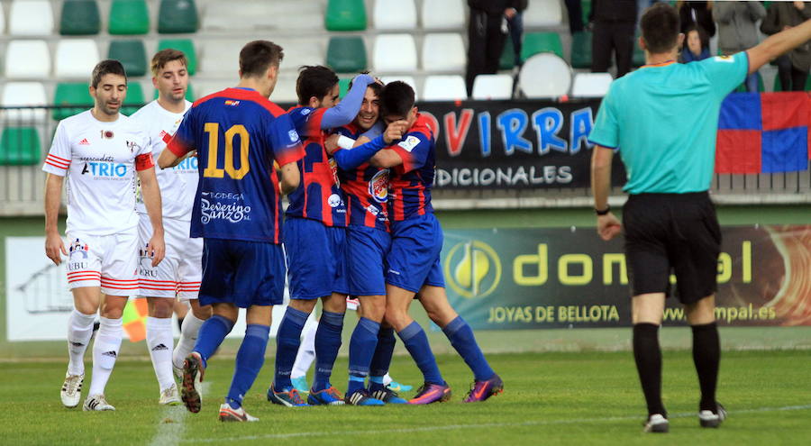 Los jugadores de la Segoviana celebran un gol en La Albuera.