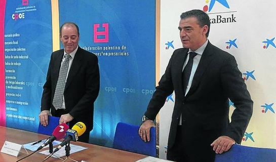 El presidente de la CPOE, José Ignacio Carrasco, y el director del Área de Negocio de Caixabank, Óscar Rivas, firman el convenio.