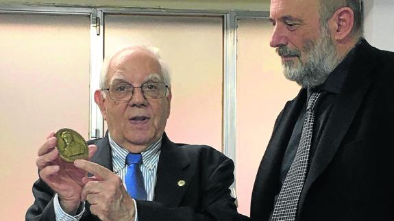 Antonio Horcajo muestra la medalla en presencia del propio Carlos de Hita. 