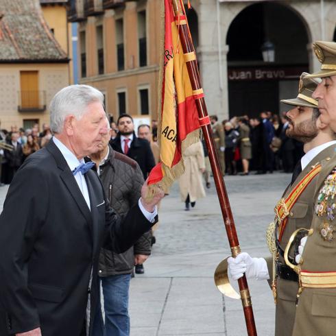 Uno de los civiles que este domingo ha jurado bandera en la Plaza Mayor de Segovia. 
