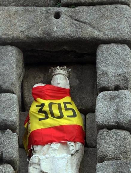 Este domingo, festividad de Santa Bárbara,, la bandera vuelve a abrigar a la Virgen en lo alto del Acueducto.