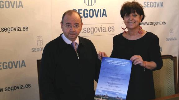 El padre carmelita Salvador Ros y la concejala de Turismo, Claudia de Santos.