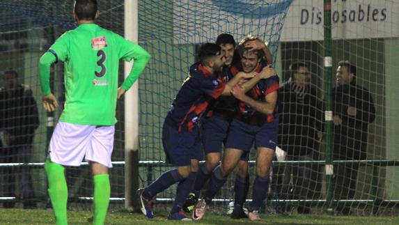 Jugadores gimnásticos celebran uno de los goles marcados al Almazán.