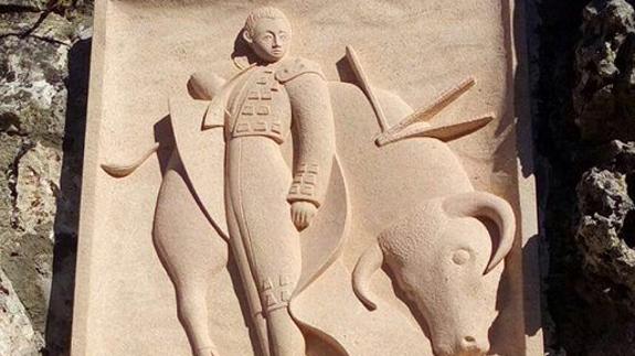 Relieve que evoca el llamado 'pase de las flores'. Es obra de Juan Emilio Cristóbal. 