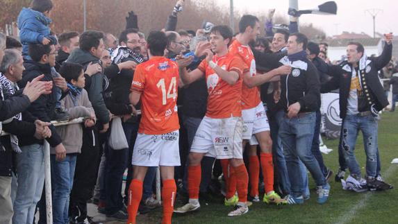 Los jugadores de Unionistas celebran con Oskar Martín el tanto de la victoria ante el Villamurlel. 