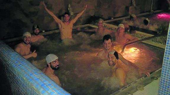 Los jugadores de Unionistas disfrutan de las instalaciones del spa de Parada de Arriba.