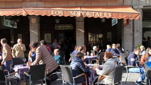 Clientes en la terraza de Los Soportales. Antonio Tanarro