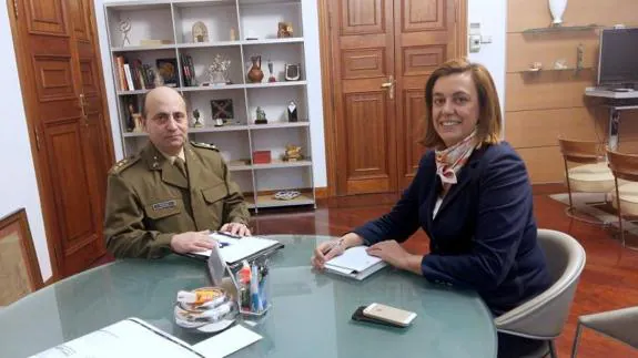 El subdelegado de Defensa en Palencia, Carlos Hidalgo, con la presidenta de la Diputación, Ángeles Armisén. 