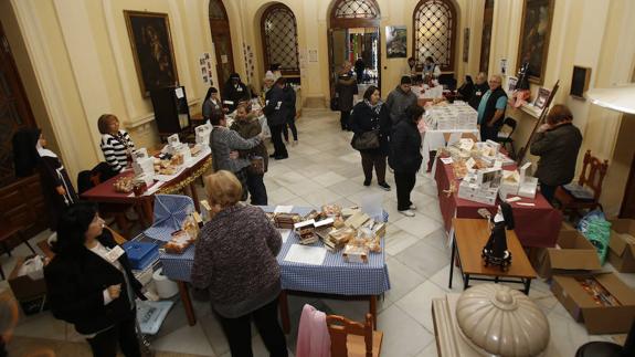 Vestíbulo del Seminario Mayor, con los expositores de dulces de los conventos palentinos. 