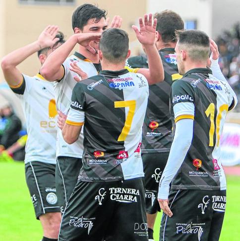 Los jugadores de Unionistas de Salamanca celebran uno de los goles de esta temporada.