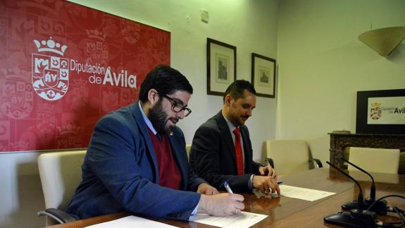 A la izquierda, el Presidente de la Diputación de Ávila, Jesús Manuel Sánchez Cabrera; a la derecha, el presidente de la Asociación de Periodistas de Ávila, José Ramón Budiño.