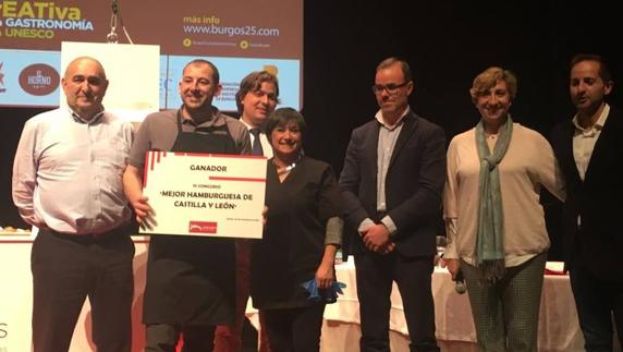 Javier Santos muestra el diploma que le acredita como ganador.