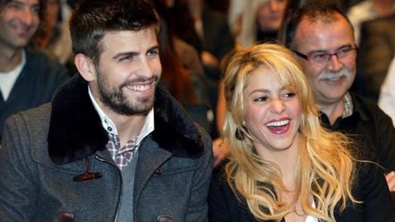 Gerard Piqué y Shakira se parten de risa. 