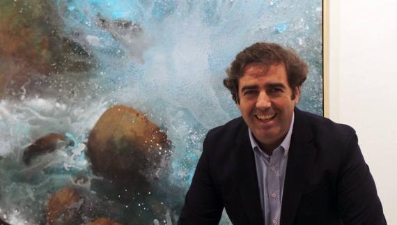 Gonzalo Prieto, junto a su obra, 'Rompiente', con la que ha ganado el concurso.