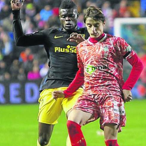 Una acción del partido de ida disputado en el estadio Helmántico. 