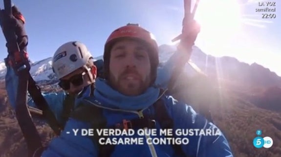 Jordi Martín le pide matrimonio a su novia saltando en parapente