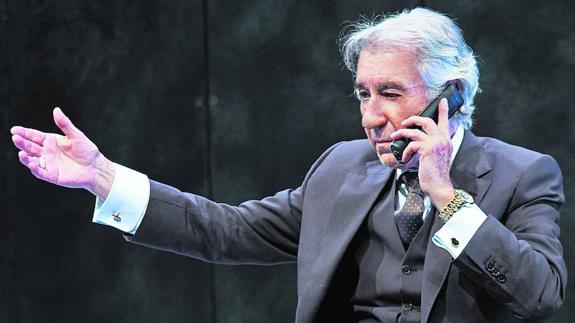 José Sacristán, en una escena ‘Muñeca de porcelana’. ANTONIO CASTRO