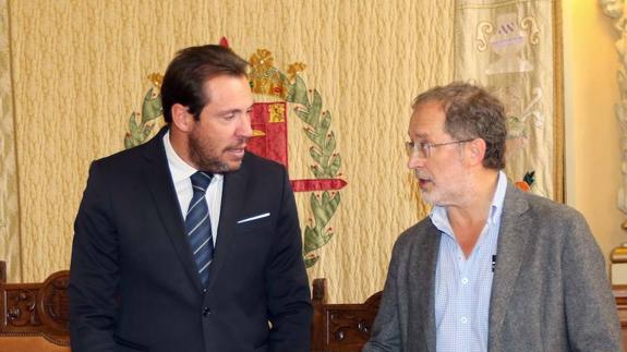 Óscar Puente y Manuel Saravia, alcalde y primer teniente de alcalde.