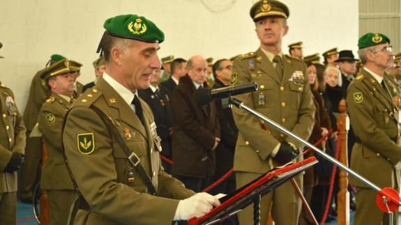 El teniente coronel De Cobos, en el acto del relevo en la Aalog 61. 