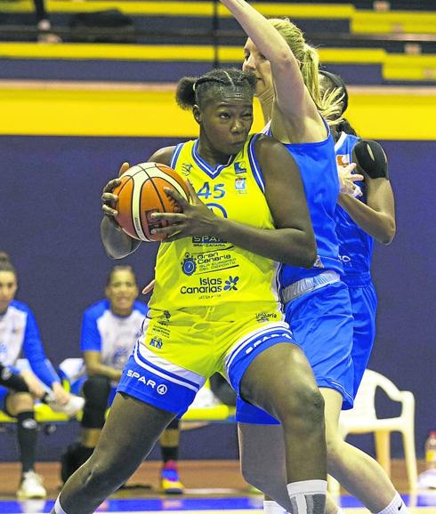 Laura Gil defiende a Coulibaly en el partido ante el Gran Canaria. 