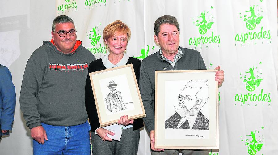 Ana Chaguaceda y Pablo de Unamuno, a la derecha, muestran sus respectivos premios. 