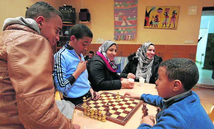 Integración. Jóvenes juegan al ajedrez en el Centro Intercultural Baraka bajo la supervisión de sus madres. 