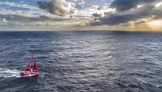 Fotografía de una de las embarcaciones participantes en la vuelta al mundo a vela Volvo Ocean Race, a su paso por el Punto Nemo, en 2015. 