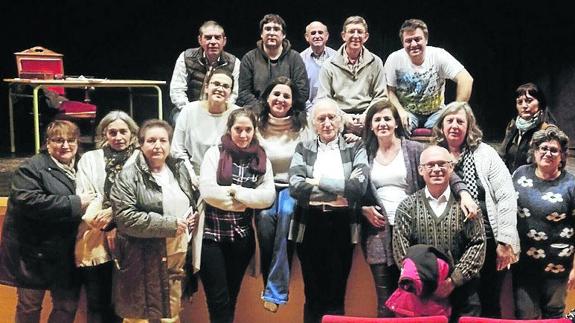 José Luis Alonso de Santos, con los actores del grupo. 