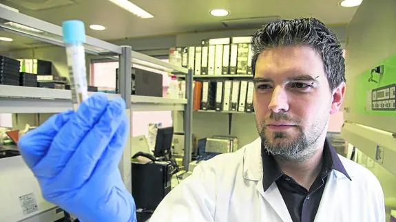El doctor Iván Sanz Muñoz, en el laboratorio de Microbiología, en el HospitalClínico de Valladolid. 