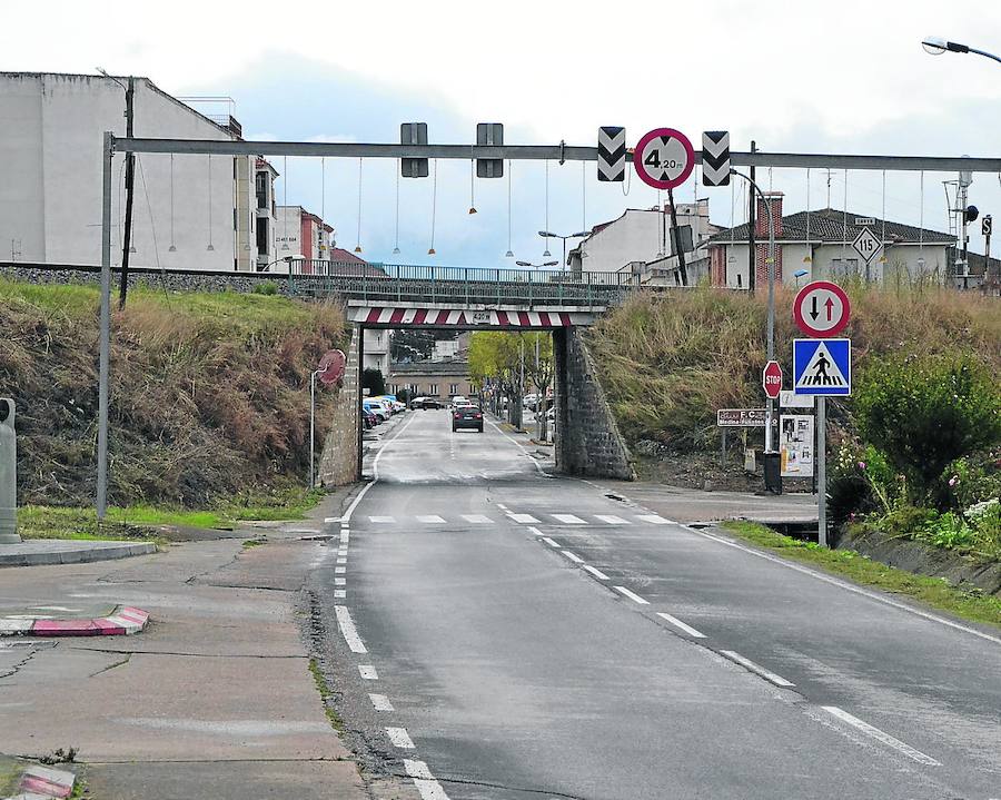 Estado actual del paso de la vía en la carretera de Lumbrales. 