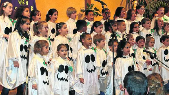 Los niños del Taller de Animación a la Lectura subieron al escenario con un divertido disfraz de fantasma, complementado con un adorno de acebo. 