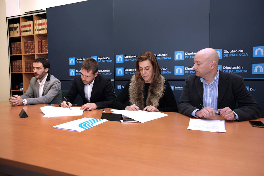 La presidenta de la Diputación y el responsable de Itagra firman el convenio. 