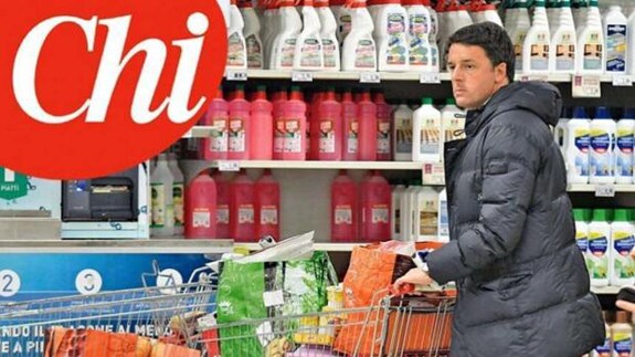 Matteo Renzi es fotografiado mientras hace la compra en un supermercado de su pueblo