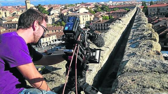 Un cámara de televisión, sobre el canal del Acueducto, durante el rodaje. 