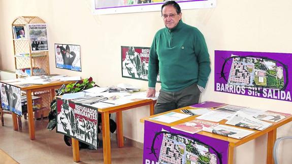 Emiliano Tapia, párroco de Santa María de Nazaret, junto a los diez situaciones de pobreza que han acercado al Belén. 