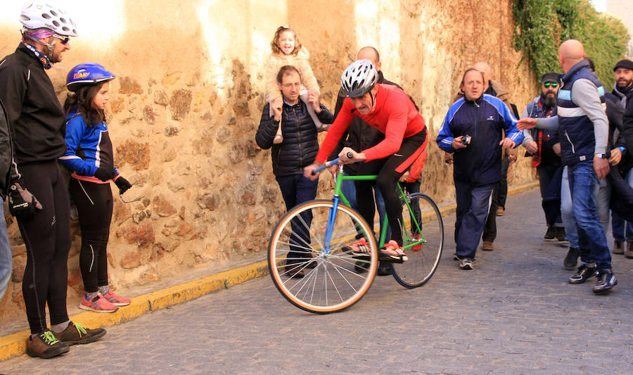 Julio Martín, durante la parte final del recorrido en la calle Obispo Gandásegui.