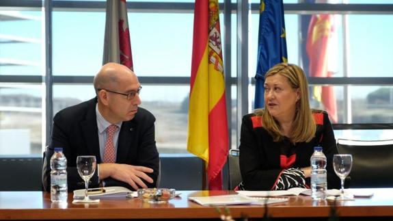 El viceconsejero de Economía, Carlos Martín Tobalina, y la consejera Pilar del Olmo, durante la reunión del consejo de administración de Sodical. 