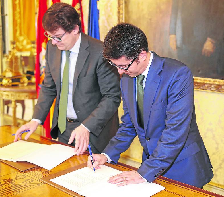 Fernández Mañueco y García Moreno firman el convenio. 
