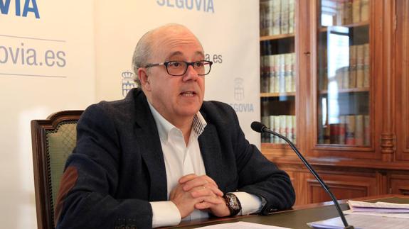 El portavoz del grupo socialista en el gobierno municipal, Alfonso Reguera, informa de la querella. 