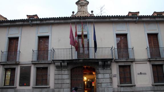 Fachada de la entrada del Palacio de Mansilla. Antonio de Torre