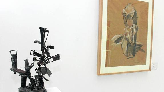 ‘Molino’, escultura en bronce de Venancio Blanco expuesta en el Lecrác. A la derecha, uno de los dibujos. 