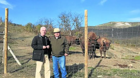 El delegado de la Junta, Luis Domingo González con el alcalde de San Cebrián de Mudá, Jesús González. 