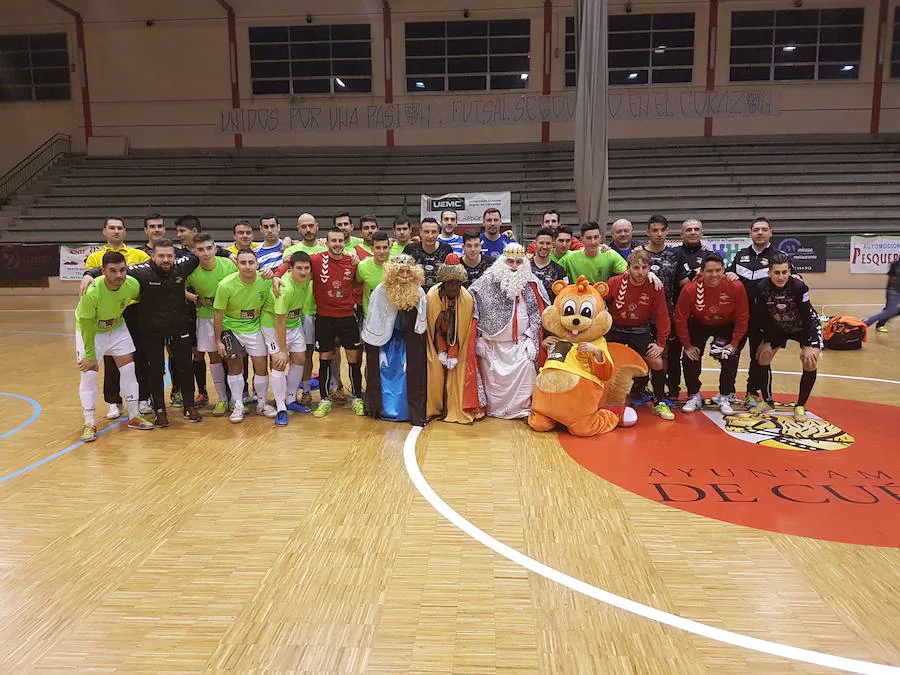 Jugadores y técnicos de ambos equipos, junto a la mascota de Naturpellet y los Reyes Magos, posan a la finalización del encuentro.