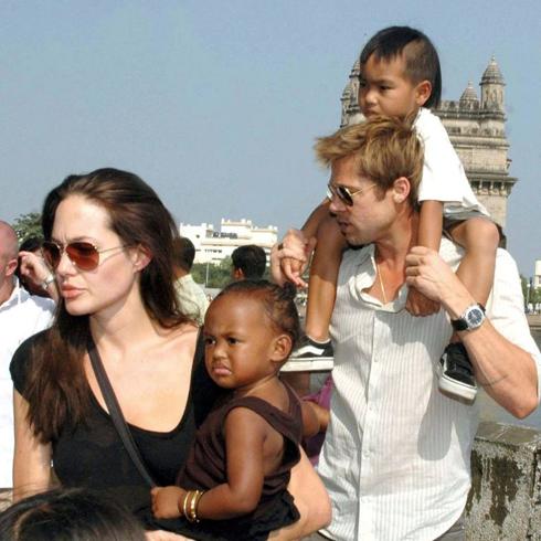 Angelina Jolie, con su hija Zahara, y Brad Pit, con Maddox, paseando  en Bombay en noviembre de 2006.