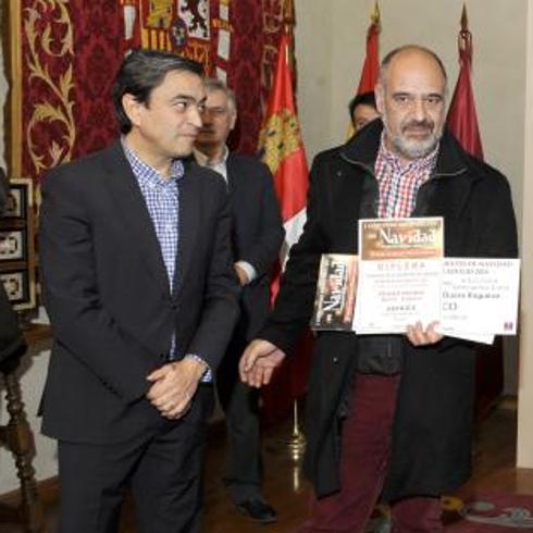 Agapito Hernández, teniente de alcalde de Peñafiel, entrega el premio al propietario de Abanico