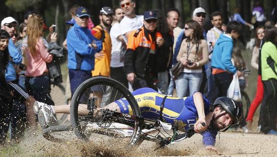 Uno de los deportistas derrapa en una bajada en el III Duatlón Cros Cerro de las Contiendas