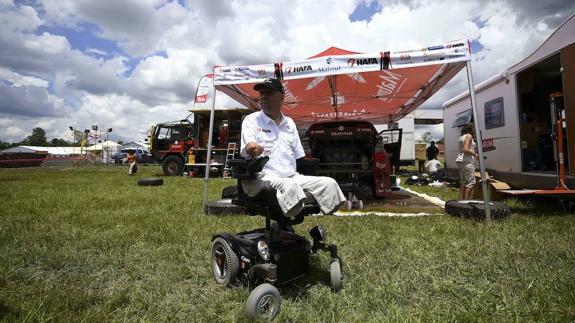 Philippe Croizon posa junto a su auto